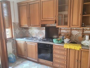 雪櫃、微波爐、焗爐、爐具