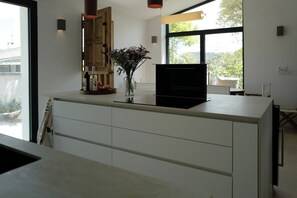 Geladeira, micro-ondas, fogão, lava-louças