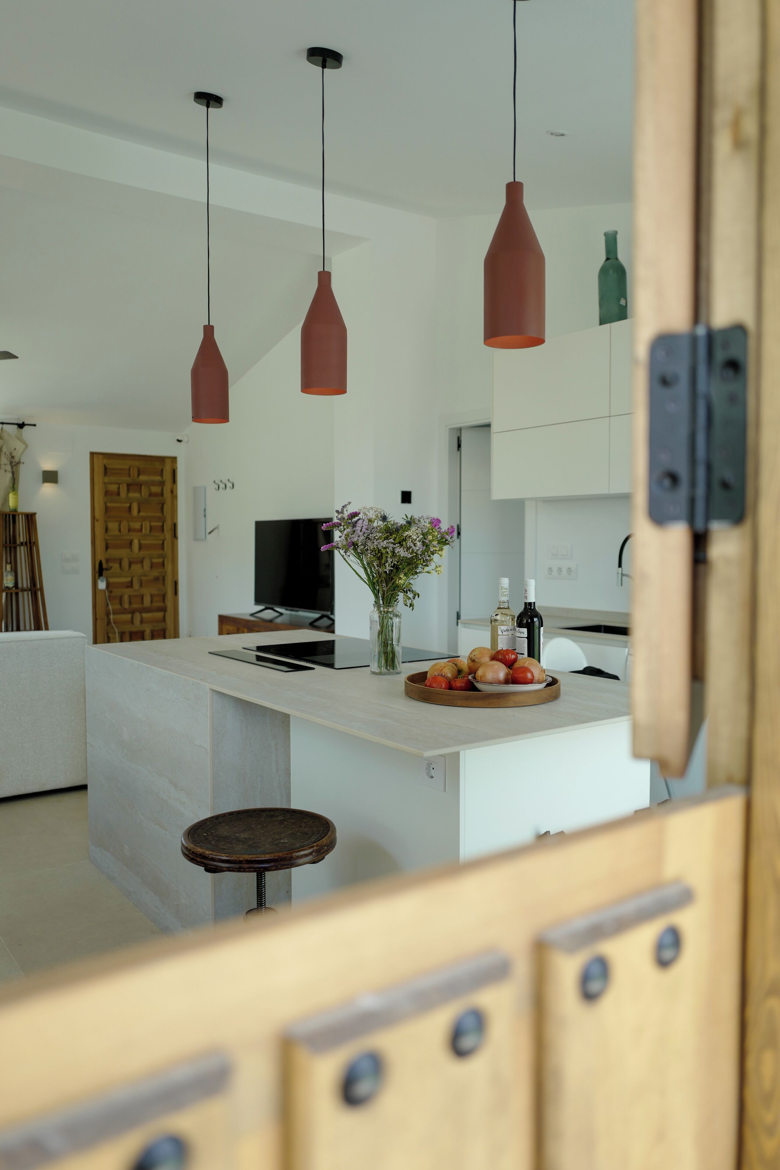 Een koelkast, een magnetron, een oven, een vaatwasser