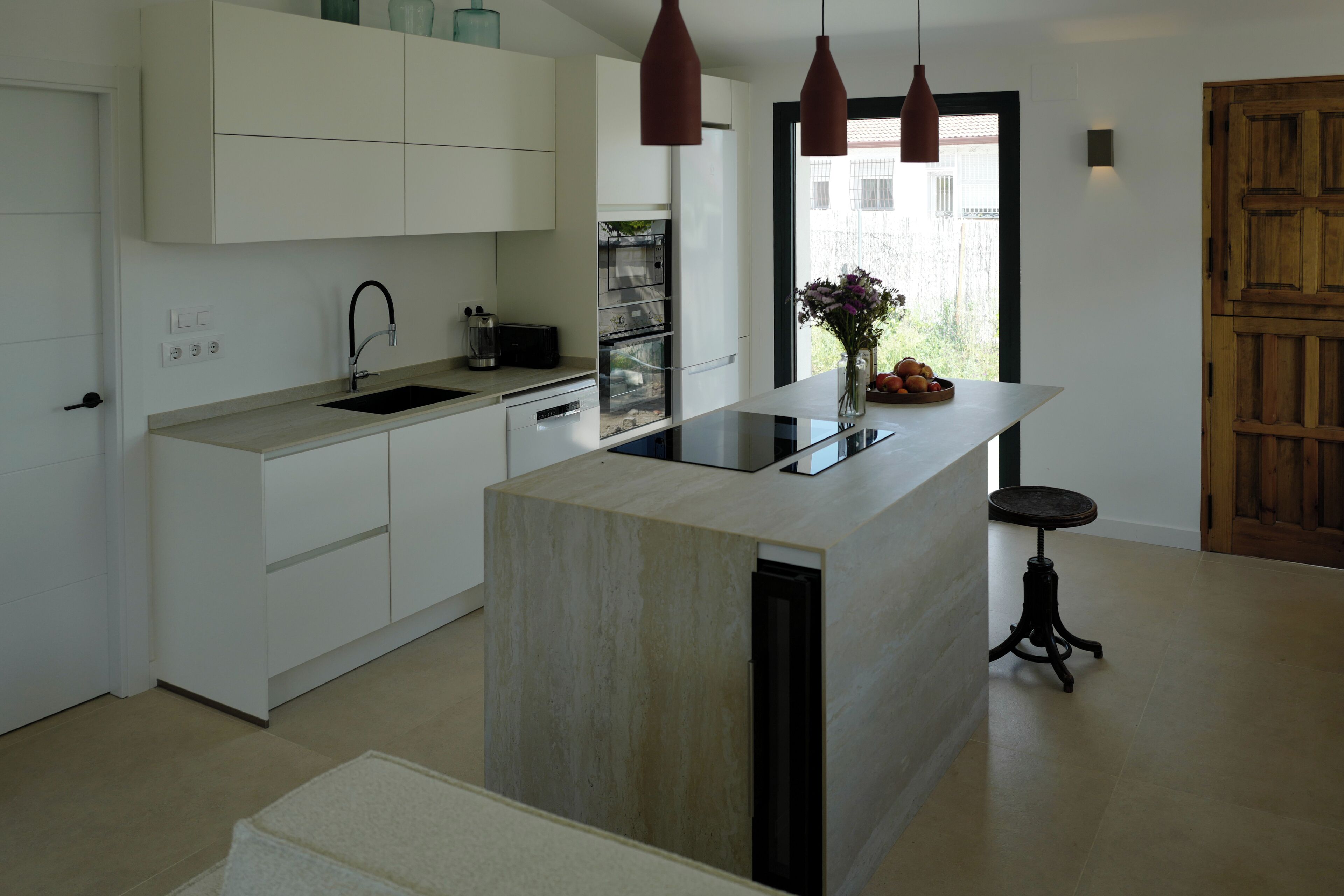 Een koelkast, een magnetron, een oven, een vaatwasser