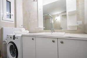 مجففات شعر، مناشف، صابون، ورق حمّام