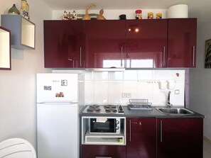 Een koelkast, een microgolfoven, een oven, een kookplaat