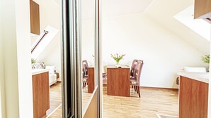 Une cuisine moderne avec des meubles en bois, un îlot central et un coin repas avec des chaises.