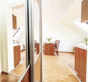 Rideaux occultants, fer et planche à repasser, Wi-Fi gratuit