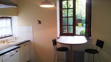 Een koelkast, een magnetron, een oven, een vaatwasser