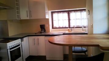 Een koelkast, een magnetron, een oven, een vaatwasser