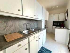 Fridge, stovetop