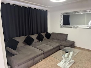 Villa, 4 habitaciones, piscina privada, vistas al jardín | Sala de estar