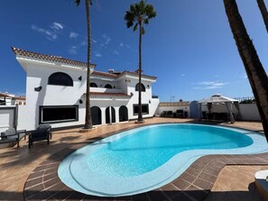 Una piscina al aire libre
