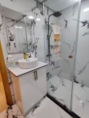 Douche, baignoire à jets, bidet, serviettes fournies