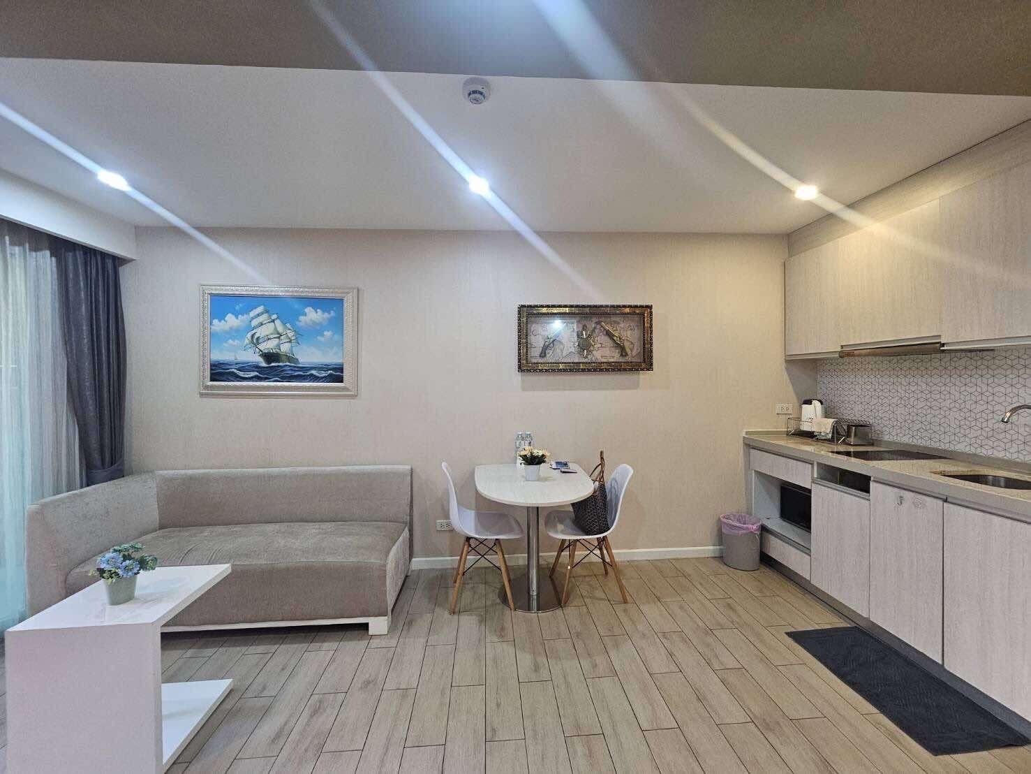 Een knus woongedeelte met een bank, een eettafel en een kitchenette.