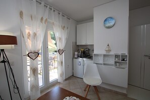 Stovetop, coffee/tea maker, cookware/dishes/utensils