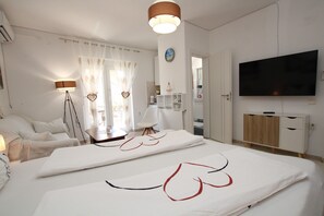 1 bedroom, travel cot, free WiFi, bed sheets