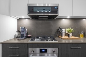 冷蔵庫、電子レンジ、オーブン、コンロ