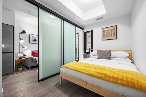 Tabla de planchar con plancha, wifi gratis y ropa de cama 