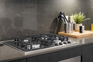 Kühlschrank, Mikrowelle, Ofen, Herdplatte