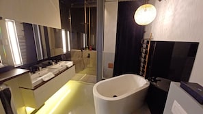 Douche, articles de toilette écologiques, séchoir à cheveux