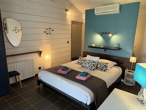 6 bedrooms, iron/ironing board, WiFi (free), bed sheets