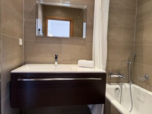 Douche, sèche-cheveux, serviettes fournies