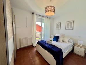 2 chambres, fer et planche à repasser, draps fournis