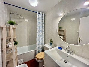 Séchoir à cheveux, serviettes fournies