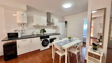 Fridge, microwave, oven, coffee/tea maker