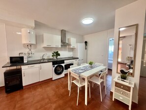 Refrigerador, microondas, horno y cafetera y tetera 