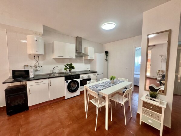 Kühlschrank, Mikrowelle, Ofen, Wasserkocher mit Kaffee-/Teezubehör