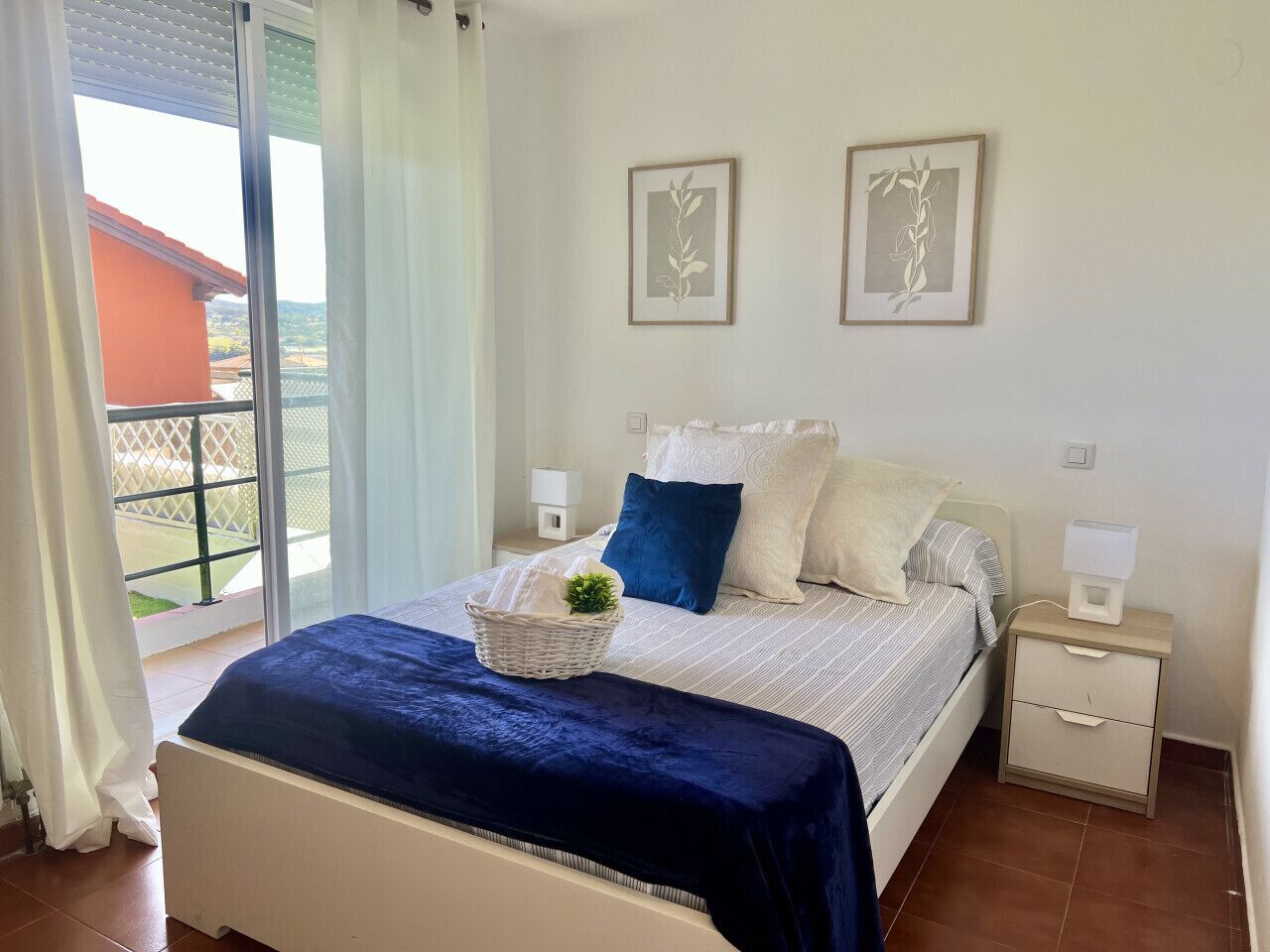 2 عدّة غرف نوم ومكواة/لوح كي وملاءات أسرّة