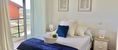 2 quartos, ferros/tábuas de passar roupa, roupa de cama