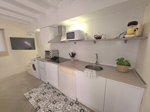 Fridge, microwave, oven, coffee/tea maker