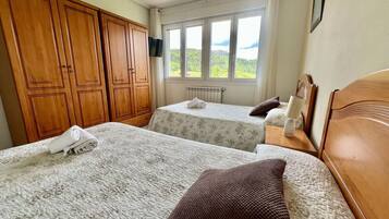 3 bedrooms, iron/ironing board, WiFi, bed sheets