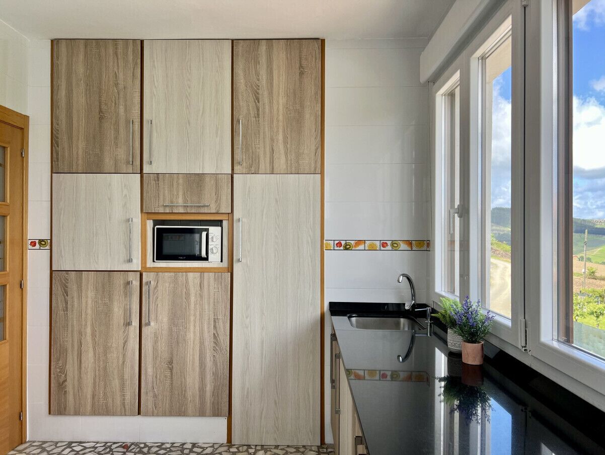 Réfrigérateur, micro-ondes, four, cafetière/bouilloire