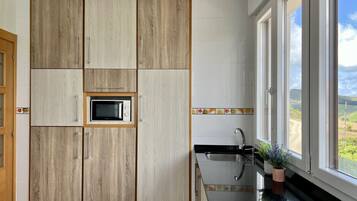 Réfrigérateur, micro-ondes, four, cafetiÚre/bouilloire