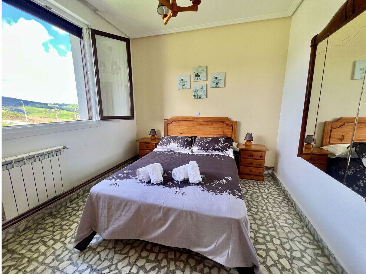 3 slaapkamers, een strijkplank/strijkijzer, wifi, beddengoed