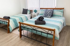 2 bedrooms, iron/ironing board, WiFi, bed sheets - Amazing Ocean Views, Spacious Waterfront Holiday Apartment (The Entrance)