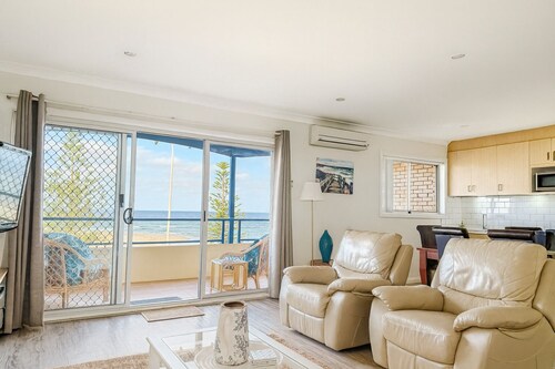 Amazing Ocean Views, Spacious Waterfront Holiday Apartment