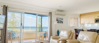 Amazing Ocean Views, Spacious Waterfront Holiday Apartment