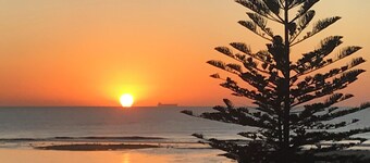 Amazing Ocean Views, Spacious Waterfront Holiday Apartment