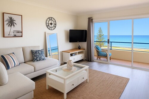 Amazing Ocean Views, Spacious Waterfront Holiday Apartment