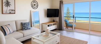 Amazing Ocean Views, Spacious Waterfront Holiday Apartment