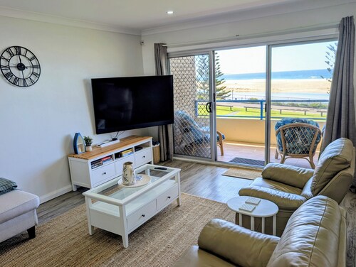 Amazing Ocean Views, Spacious Waterfront Holiday Apartment