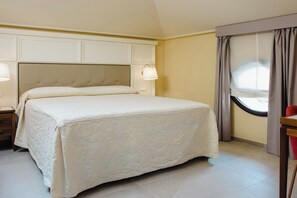 特级双人房或双床房 | 客房内保险箱、办公桌、笔记本电脑工作区、免费 WiFi