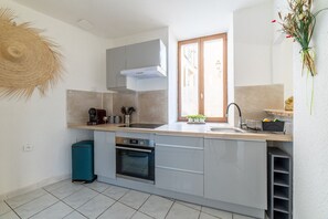Micro-ondes, four, plaque de cuisson