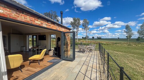 Peaceful Countryside Retreat in Northamptonshire with Wood Fired Hot Tub