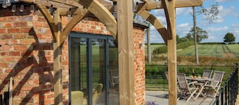 Peaceful Countryside Retreat in Northamptonshire with Wood Fired Hot Tub