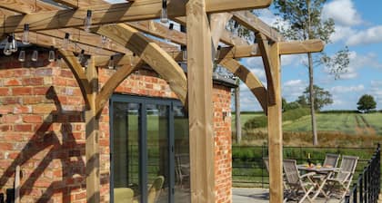 Peaceful Countryside Retreat in Northamptonshire with Wood Fired Hot Tub