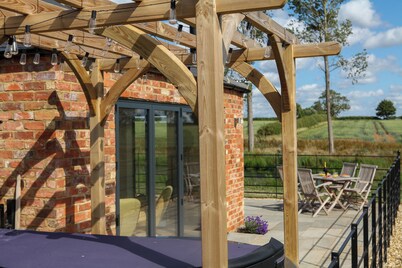 Peaceful Countryside Retreat in Northamptonshire with Wood Fired Hot Tub