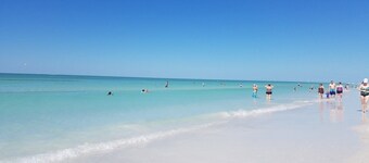 NEW LISTING! The Village Breeze II - White-sand, Pool, Beaches, Daiquiris, Seafood!