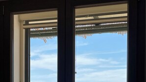 Una finestra con vista sul mare e sul verde.